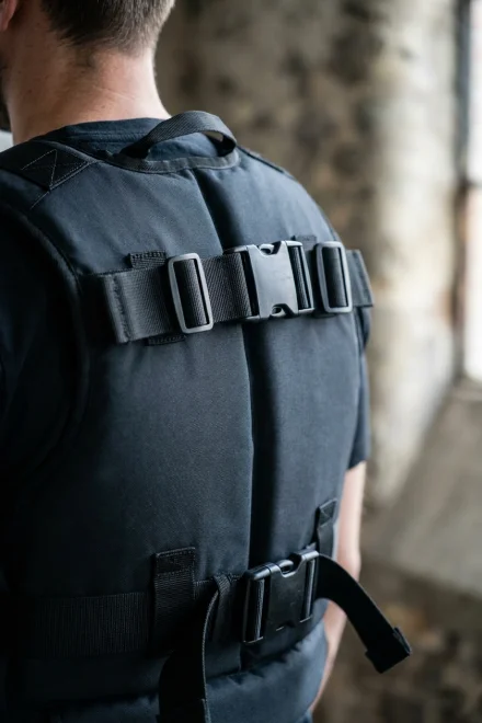 Chiusure di sicurezza sulla schiena di una protezione per il corpo