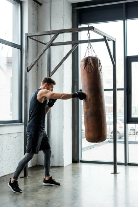 Entrenamiento con saco de boxeo en soporte de pared profesional