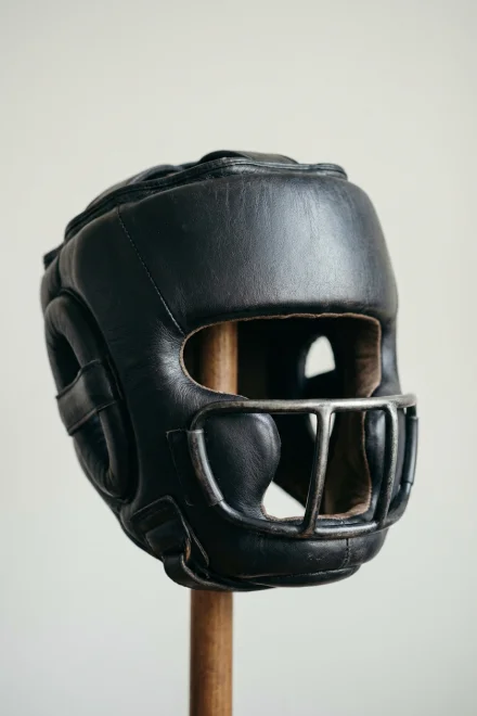 Casco de boxeo con barra de protección nasal reforzada