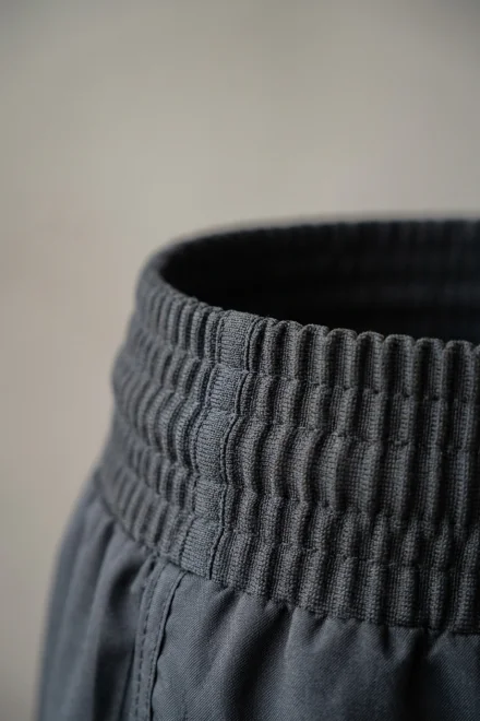 Détail de la large ceinture élastique d'un short de boxe professionnel