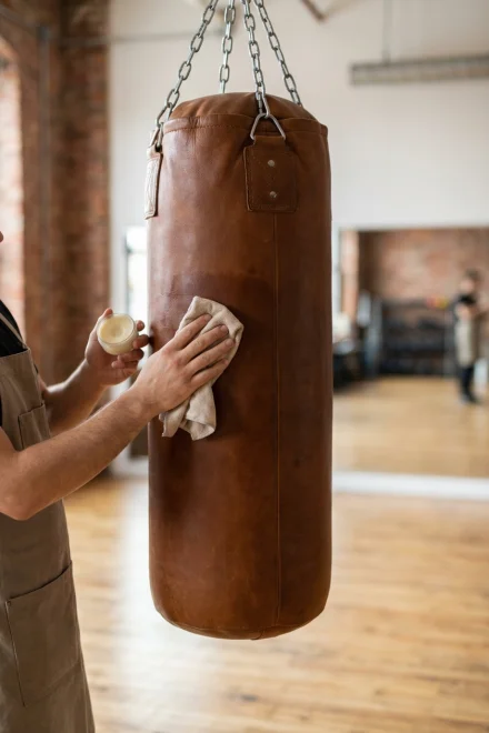 Pulizia e cura di un sacco da boxe in pelle