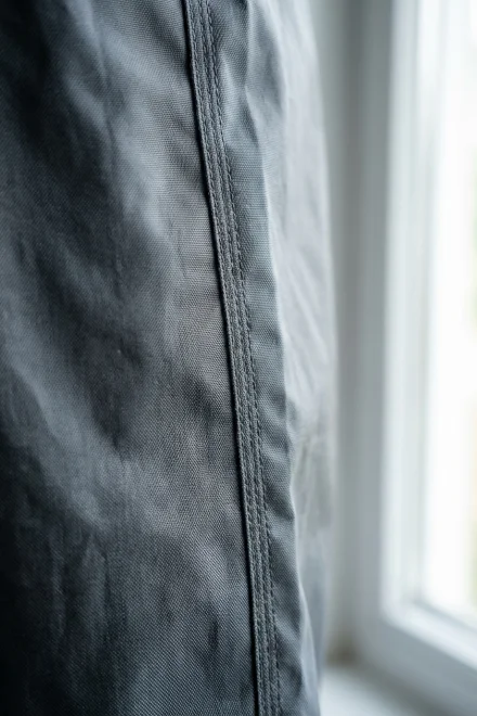 Détail de la couture et du matériau d'une combinaison de sauna de haute qualité