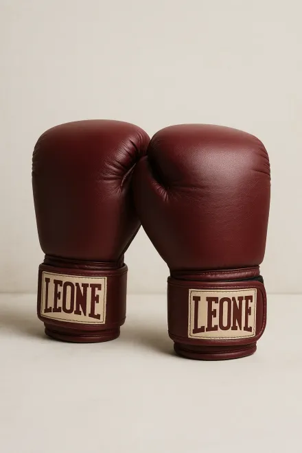 Boxeador ajustando sus guantes de boxeo rojos